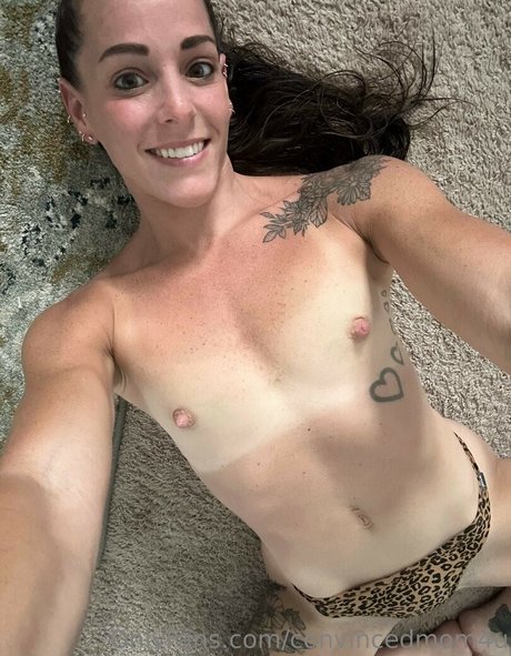Naakte gelekte OnlyFans-foto van Convincedmom4u