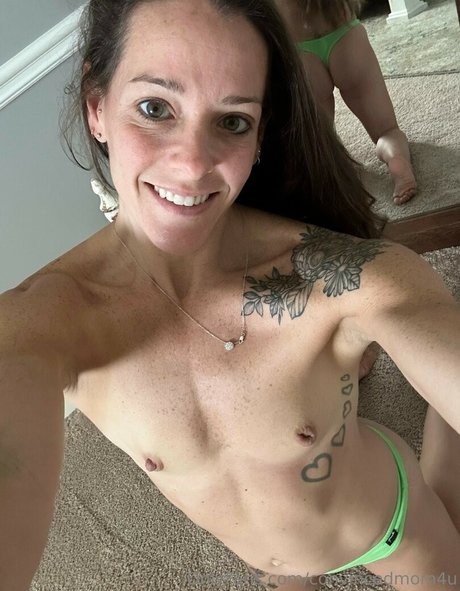 Naakte gelekte OnlyFans-foto van Convincedmom4u