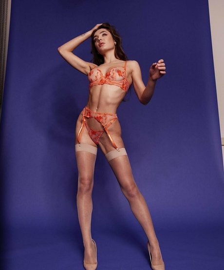 Naakte gelekte OnlyFans-foto van Vallybunny