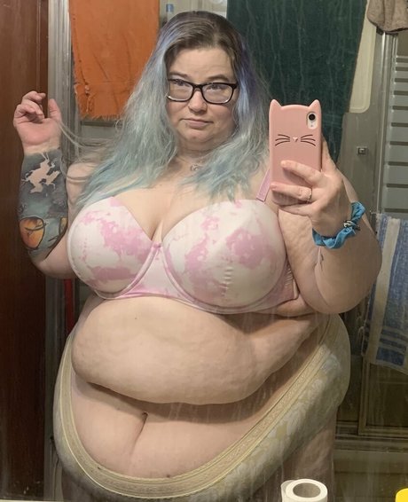 Naakte gelekte OnlyFans-foto van Adenahx