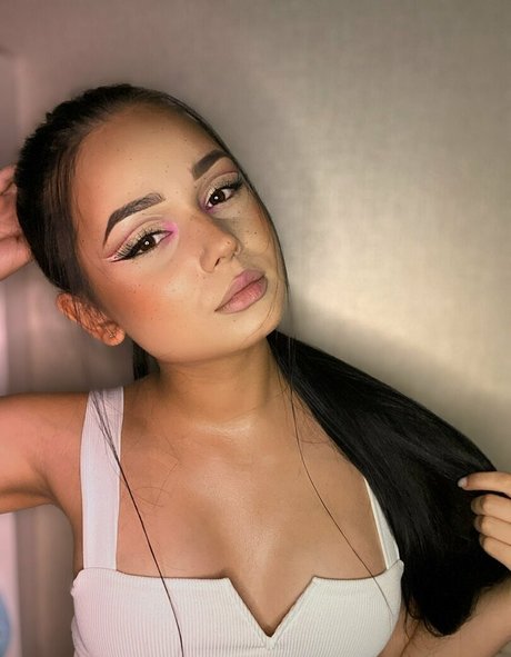 Naakte gelekte OnlyFans-foto van Valeriestar