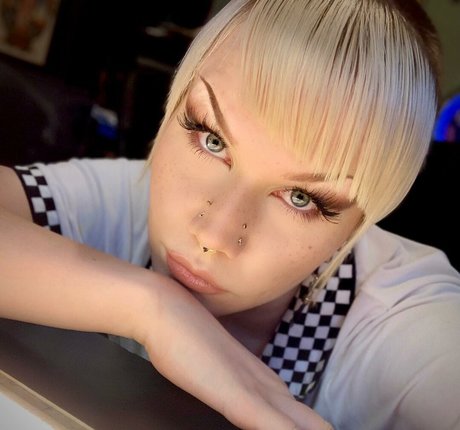 Naakte gelekte OnlyFans-foto van Danni Kancho