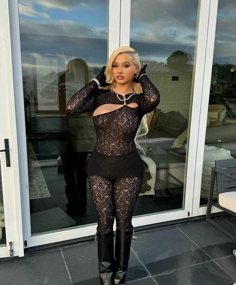 Naakte gelekte OnlyFans-foto van Alabama Barker