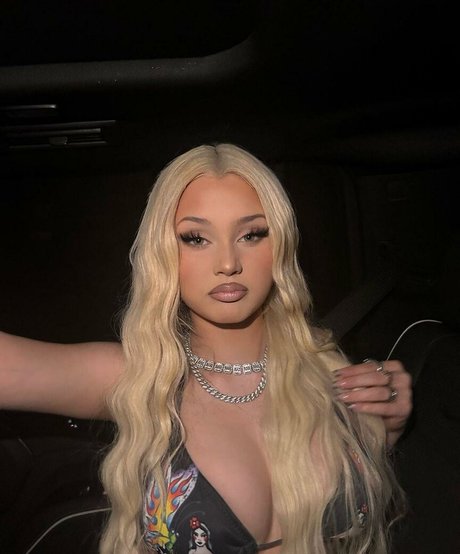 Naakte gelekte OnlyFans-foto van Alabama Barker