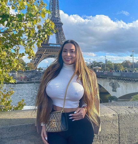 Naakte gelekte OnlyFans-foto van Ester Ana Batista