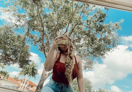 Naakte gelekte OnlyFans-foto van Trinity Charlton