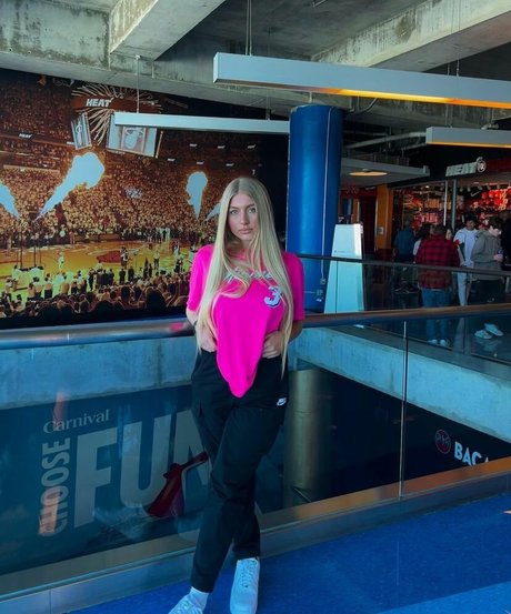 Naakte gelekte OnlyFans-foto van Trinity Charlton