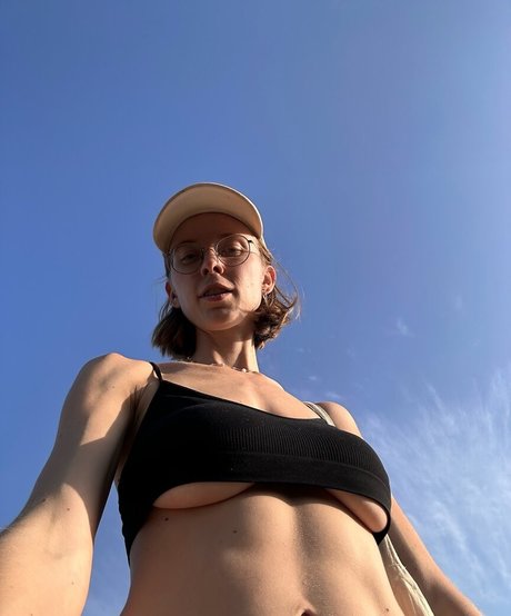 Naakte gelekte OnlyFans-foto van Yourina