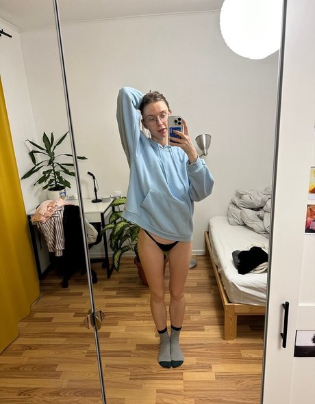 Naakte gelekte OnlyFans-foto van Yourina