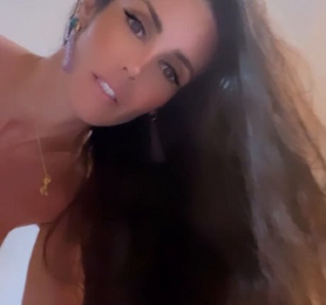 Naakte gelekte OnlyFans-foto van Carol Muniz