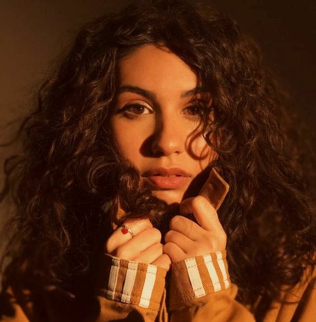 Naakte gelekte OnlyFans-foto van Alessia Cara