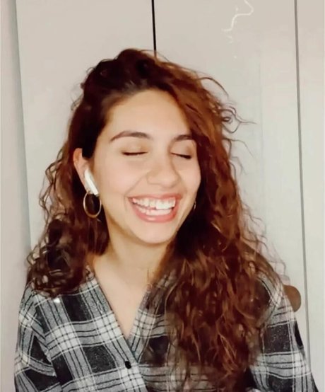 Naakte gelekte OnlyFans-foto van Alessia Cara