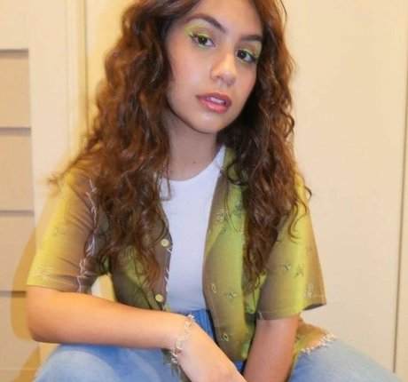 Naakte gelekte OnlyFans-foto van Alessia Cara