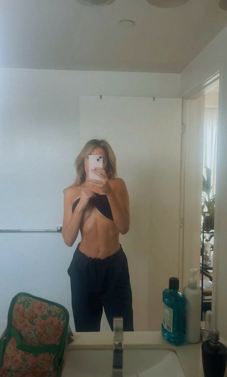 Naakte gelekte OnlyFans-foto van Emmy Corinne