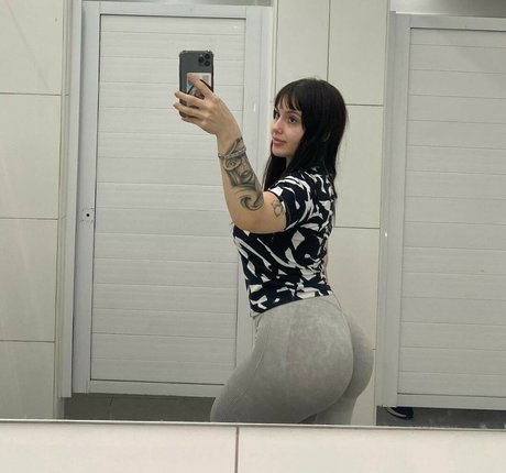 Naakte gelekte OnlyFans-foto van Melina Guida