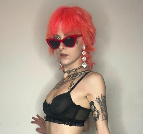 Naakte gelekte OnlyFans-foto van Avalon Valore
