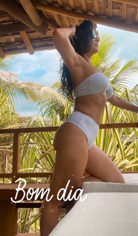 Naakte gelekte OnlyFans-foto van Monica Carvalho