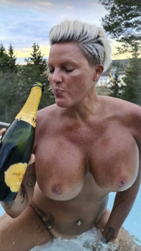 Naakte gelekte OnlyFans-foto van Caroline Oberg
