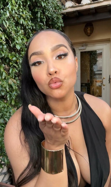 Naakte gelekte OnlyFans-foto van Demetria Obilor