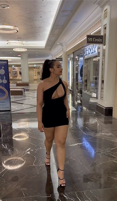 Naakte gelekte OnlyFans-foto van Demetria Obilor