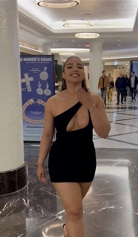 Naakte gelekte OnlyFans-foto van Demetria Obilor
