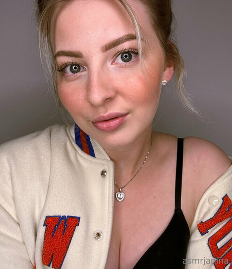 Naakte gelekte OnlyFans-foto van Asmr Janina