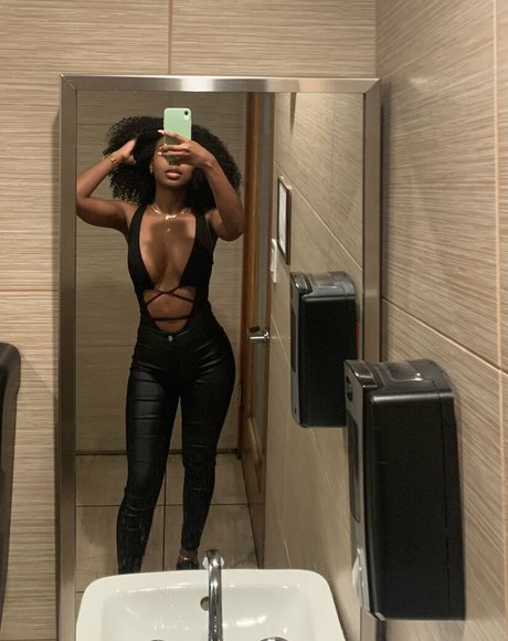 Naakte gelekte OnlyFans-foto van Divyaadu