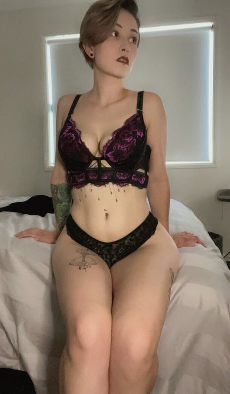 Naakte gelekte OnlyFans-foto van Littlesin16