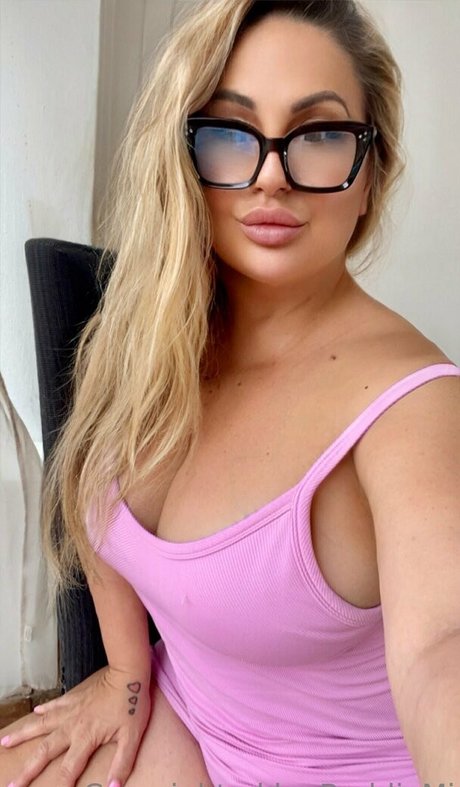 Naakte gelekte OnlyFans-foto van Baddiemi