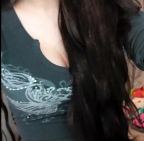 Naakte gelekte OnlyFans-foto van Emiru