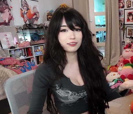 Naakte gelekte OnlyFans-foto van Emiru