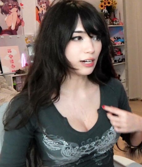Naakte gelekte OnlyFans-foto van Emiru