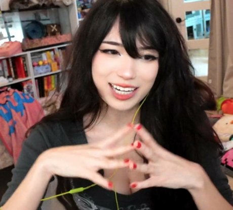 Naakte gelekte OnlyFans-foto van Emiru