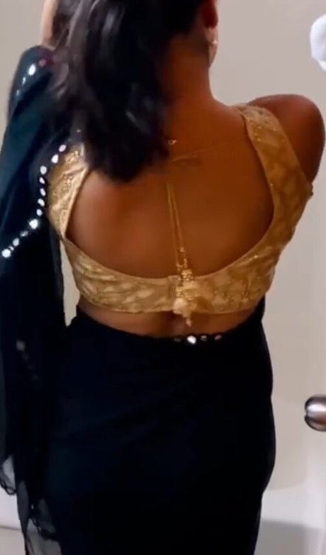 Naakte gelekte OnlyFans-foto van Naina Leone