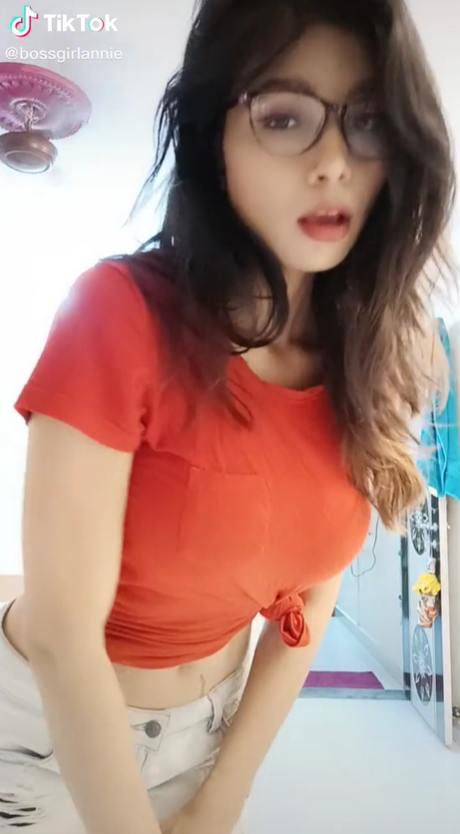 Naakte gelekte OnlyFans-foto van Annie Sharma