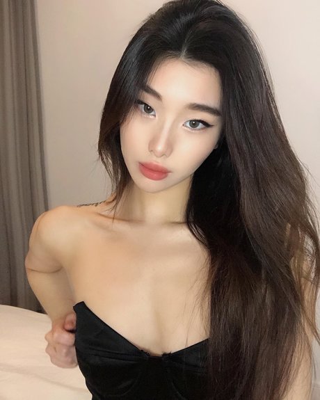 Naakte gelekte OnlyFans-foto van Mari Bambei