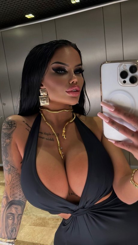 Naakte gelekte OnlyFans-foto van Enise Sude