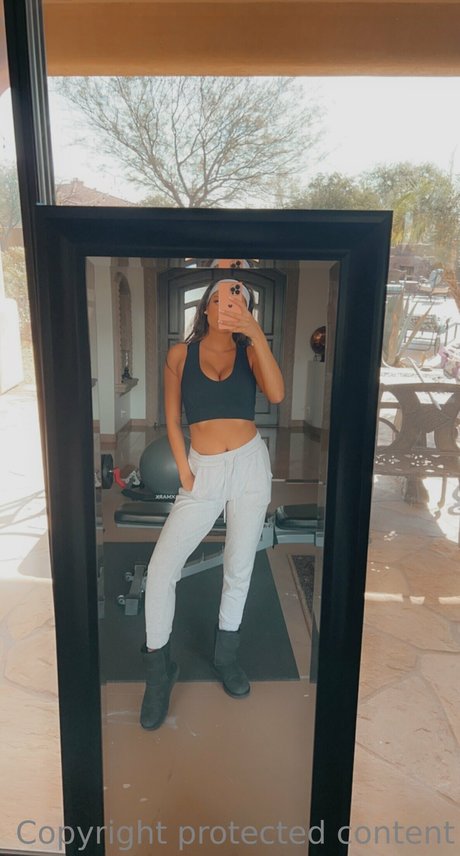 Naakte gelekte OnlyFans-foto van Kaitlyn Nguyen
