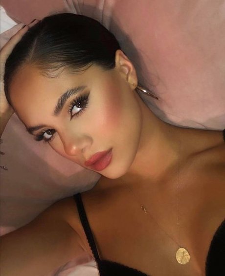 Naakte gelekte OnlyFans-foto van Saoirse Alicia Behzadi