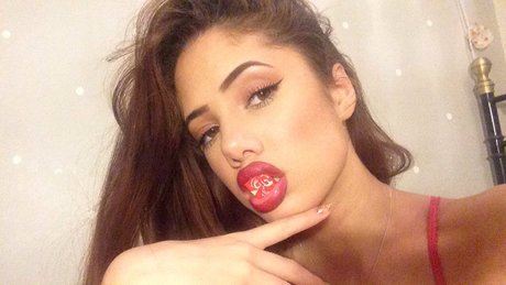 Naakte gelekte OnlyFans-foto van Saoirse Alicia Behzadi