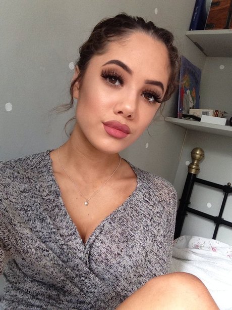 Naakte gelekte OnlyFans-foto van Saoirse Alicia Behzadi