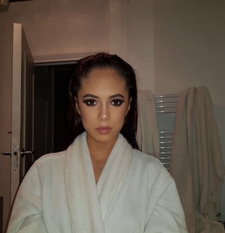 Naakte gelekte OnlyFans-foto van Saoirse Alicia Behzadi