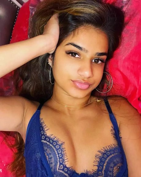 Naakte gelekte OnlyFans-foto van Ruhana X