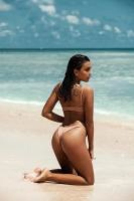 Naakte gelekte OnlyFans-foto van Caitlin North Lewis
