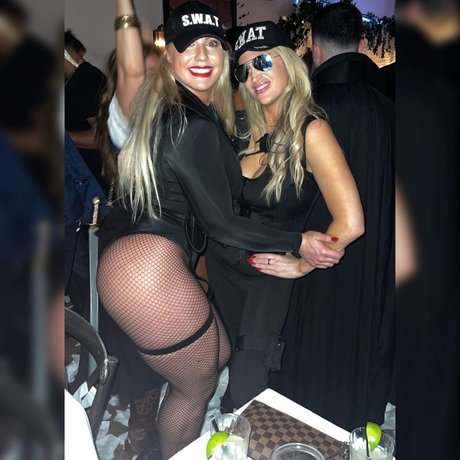Naakte gelekte OnlyFans-foto van Dr Colette Larsen
