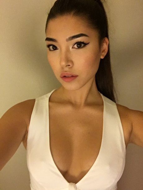 Naakte gelekte OnlyFans-foto van Emilymisi