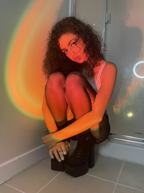 Naakte gelekte OnlyFans-foto van Maya Abdallah