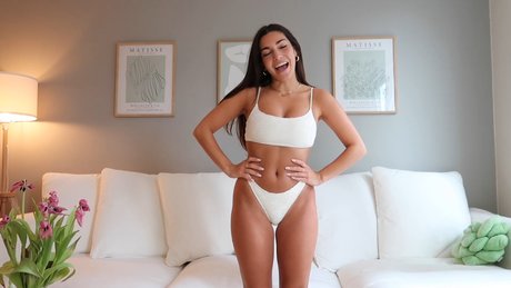 Naakte gelekte OnlyFans-foto van Alina Benun