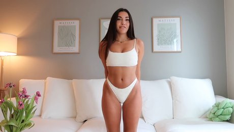 Naakte gelekte OnlyFans-foto van Alina Benun