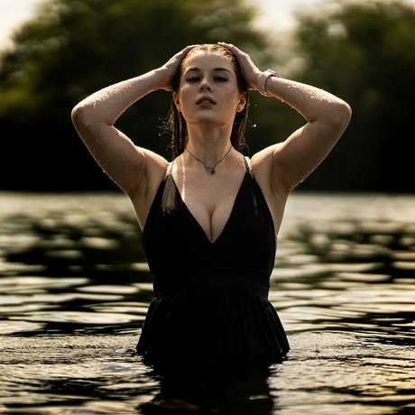 Naakte gelekte OnlyFans-foto van Anouk